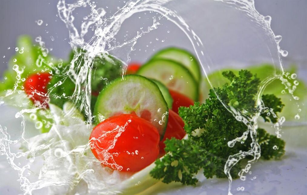 Sunn mat og vann er viktige elementer som trengs for vekttap