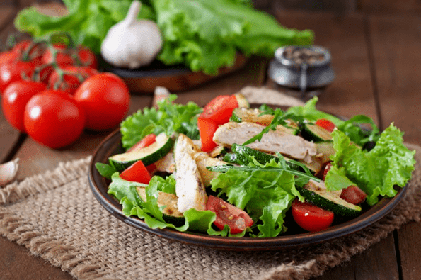 Salat med kylling og grønnsaker er et flott alternativ for en lett middag etter en treningsøkt. 