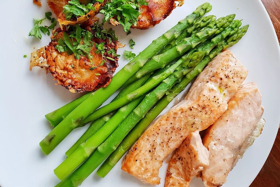 Bakt fisk med asparges i lavkarbo diettmenyen