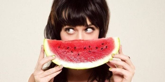 jente med vannmelon på vannmelon diett