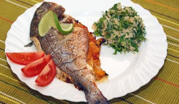 Mager fisk med salat på gikt diettmenyen
