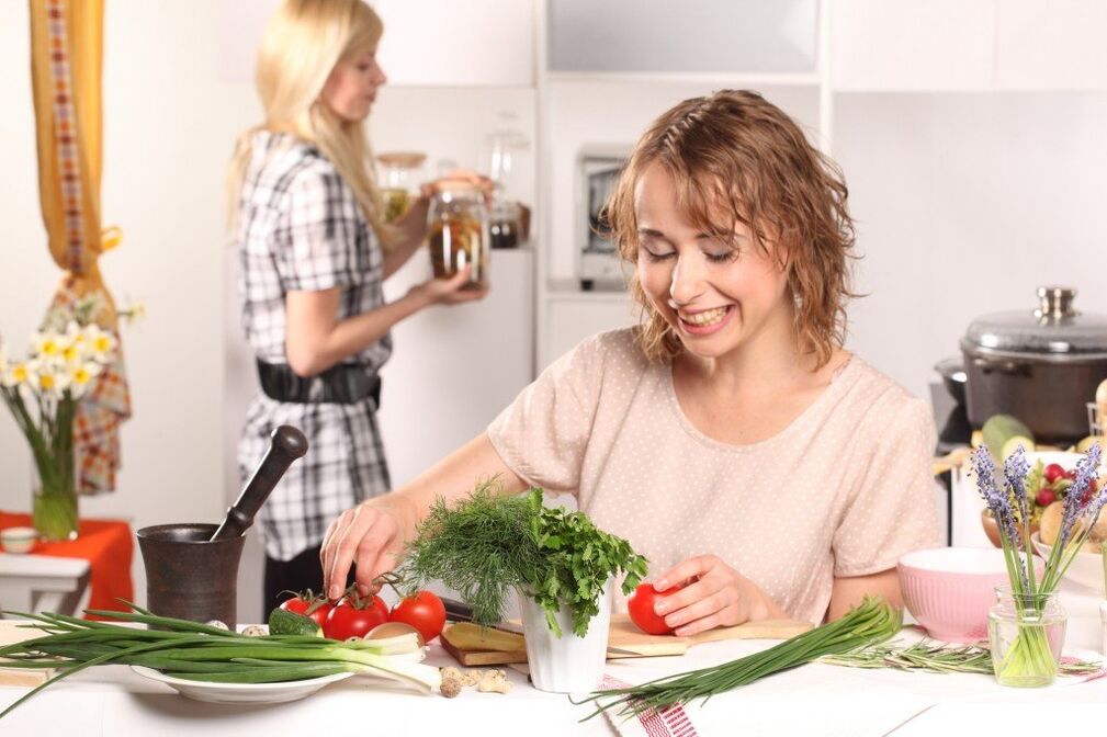 jente som spiser grønnsaker på et lat kosthold