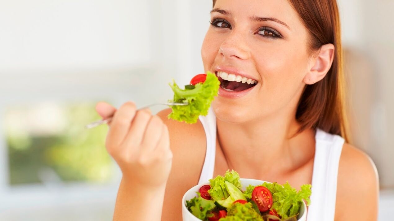 spise grønn salat på et lat kosthold