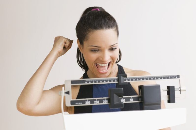 kvinne glad for å gå ned i vekt på maggi diett